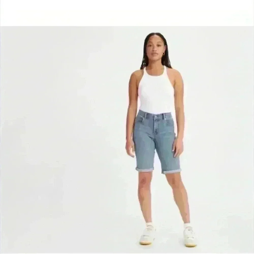 Levi’s size 27 Classic Bermuda shorts. Medium wash, no distressing. VGUC.